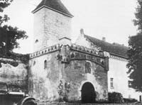 Gate of Dundaga castle in 1929